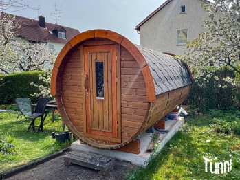 Saunafass 4.0m Länge, Ø 2.2m in einem Garten