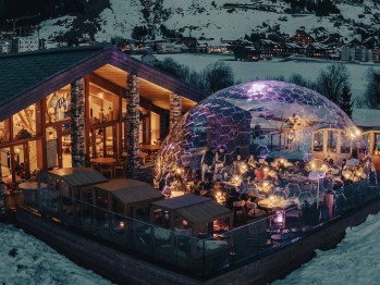 BUBBLE DOME, Ø 12 m, Höhe 6m, mit Glastüre in einer Schneelandschaft 