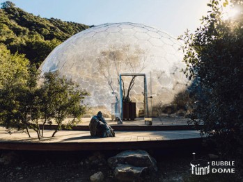 BUBBLE DOME, Ø 13 m, Höhe 6.5m, mit Glastüre im Wald
