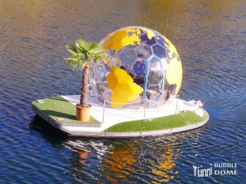 BUBBLE DOME, Ø 3 m, Höhe 2.4m, mit Glastüre in einem See