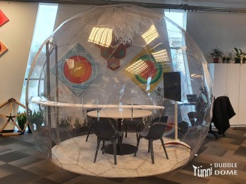 BUBBLE DOME, Ø 3.5 m, Höhe 2.8m, mit Glastüre in einem Büro