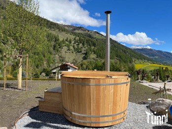 TÜNNI RUND KONISCH Ø 200 / 180 cm für 6 Personen, Hotpot vor einer wunderschönen Berglandschaft
