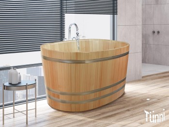 Ofuro Holzbadewanne Oval aus Lärche freistehend in einem modernen Raum.