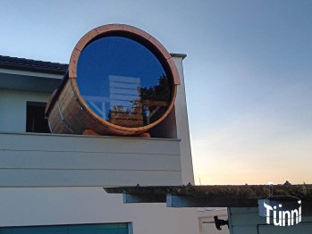Mit viel Weitsicht steht die Fasssauna 2.5m Länge, Ø 1.9m, Saunafass auf einer Terrasse