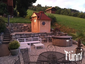 Kleine Saunahütte in gemütlichem Garten. So macht saunieren Spass!
